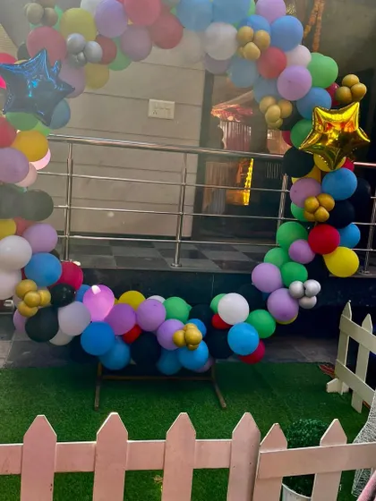 A circular balloon frame in superhero colors, perfect for a photo spot at the party.