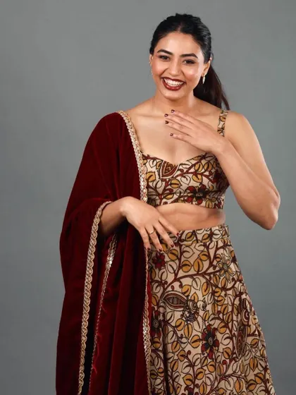Sapthami Gowda looking absolutely radiant in the handloom Kalamkari lehenga. Her happy vibe brings the outfit to life.