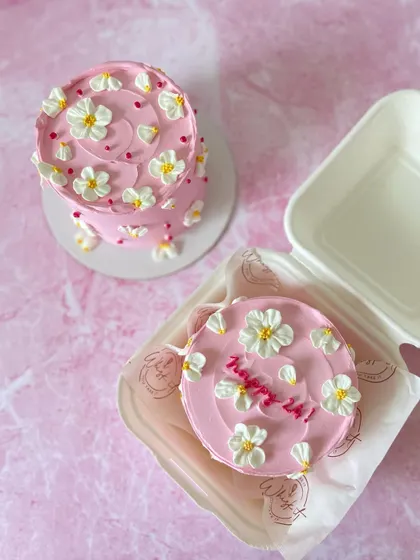 A lovely pink floral bento cake paired with a matching mini tiered cake. This set is perfect for a birthday or a special "just because" treat.