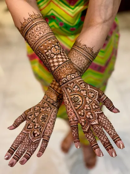 An elegant bridal design with a mix of floral and jaali patterns.