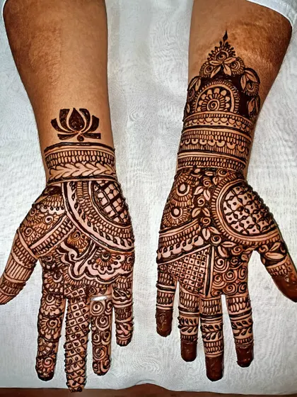 A bold and beautiful design for a wedding guest. The contrast between the filled and empty spaces, along with the lotus motif, makes this design stand out.