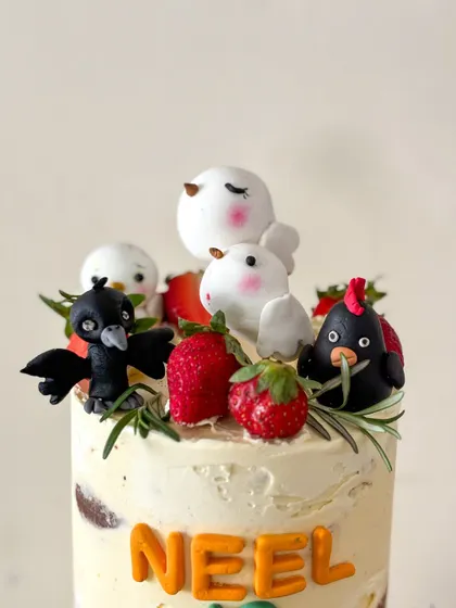 The flock of birds on top of the cake, each one with its own sweet expression.