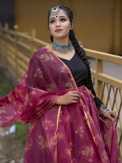 This full-length view shows how the complete look comes together. The makeup complements the fusion of traditional braids and modern attire, making it a versatile option for any pre-wedding party.