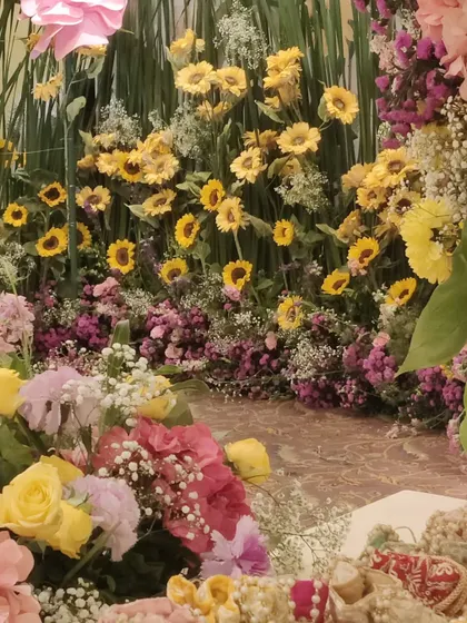 A beautiful recreation of a sunflower field as a backdrop for a Van Gogh-inspired Mehendi theme.