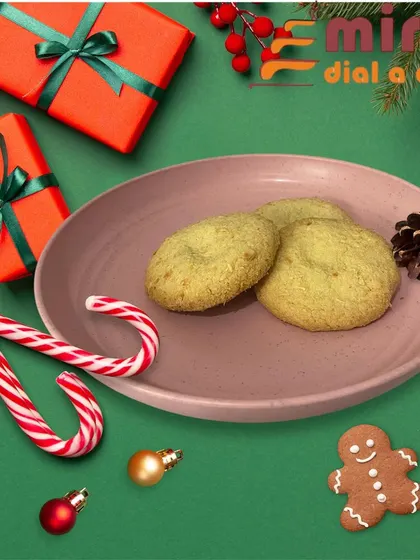 These classic coconut cookies are baked fresh without any preservatives. They have a crisp texture and a rich coconut flavor, making them a perfect snack to enjoy with tea or coffee, especially during the festive season.