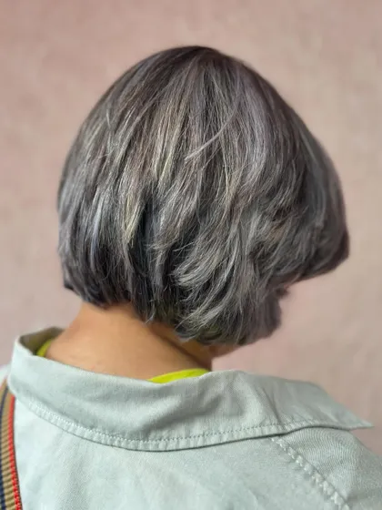The back view of this frosty silver bob. The cut and color are a perfect match. (No filter)