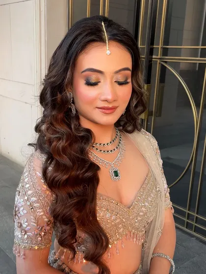 Another angle of this gorgeous golden hour makeup. The warm tones in the eyeshadow and the soft curls create a romantic and elegant look, perfect for any pre wedding event.