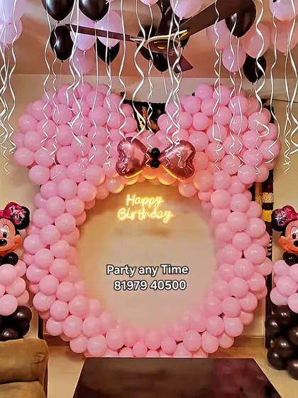This image shows the full effect of the Minnie Mouse head balloon frame in a living room setting.