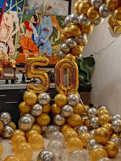 A detail shot of the '50' foil numbers, which are supported by their own balloon pillars in matching gold and silver.