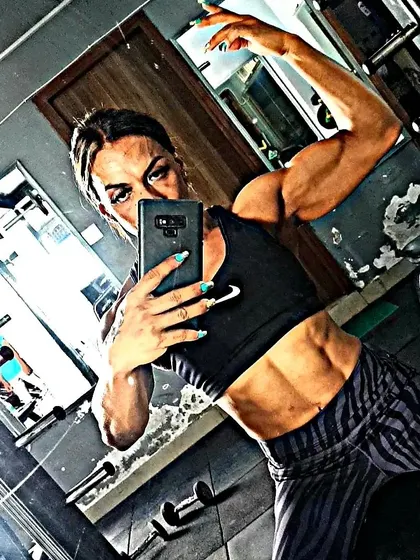 The work never stops. This selfie shows the kind of abdominal definition and core strength that is only possible when your nutrition is perfectly dialed in. This is the level of detail I bring to my clients' meal plans.