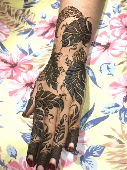 Another example of the bold Doha-style leaf design.