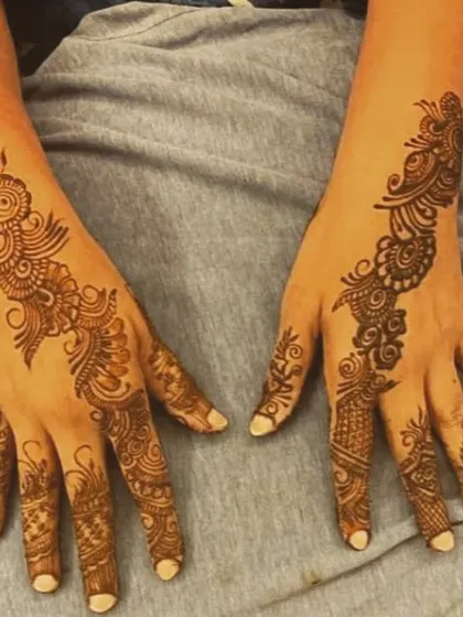 This back-hand design features a beautiful, flowing Arabic vine pattern on each hand for a symmetrical and modern look.