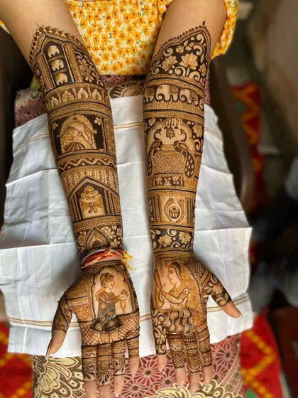 This bridal mehandi features beautiful portraits of a couple exchanging `varmala` (garlands). It's a wonderful way to capture a key wedding moment in your henna.