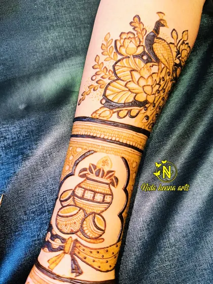 This design combines a peacock motif with a traditional kalash, symbolizing prosperity and auspicious beginnings. This is a great element for bridal mehandi.
