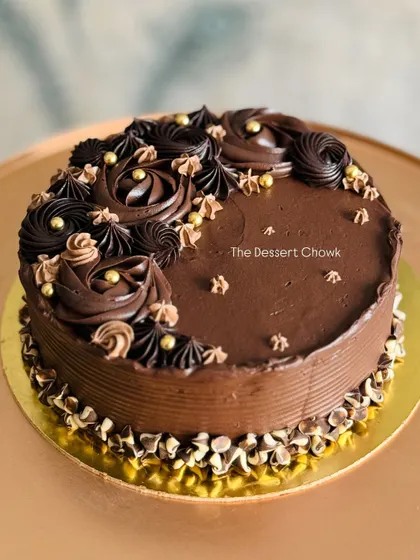 Another look at my Mocha Chocolate cake, with beautiful two-toned chocolate piping.