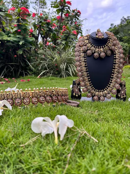 This antique-finish coin necklace set (Kasu haram) is available for rent with a matching vaddanam. It's a timeless choice for a traditional ceremony.