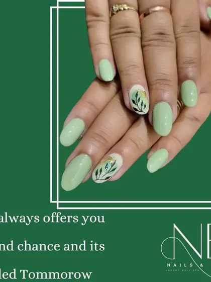 A soft, nature-inspired look. This set features a muted green polish with accent nails that have a hand-painted leaf design in gold and white.