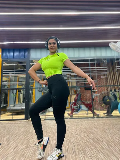 Practicing a side pose in my gym gear. Posing practice is a year-round habit, not just for prep.
