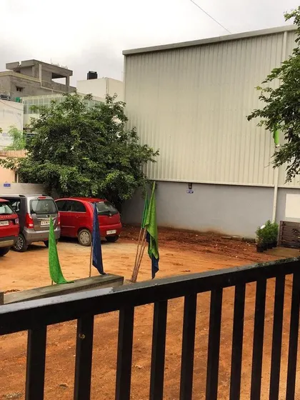 A view of the dedicated parking area available for your team. I offer plenty of space, making it convenient for everyone driving to the corporate event.