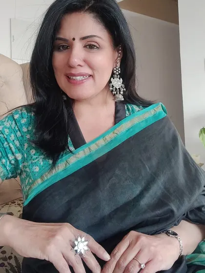 Here you can see the details of my high-neck blouse and 925 silver jhumkas. Since the blouse neckline was high, I decided to skip a neckpiece completely to keep the look clean and balanced.