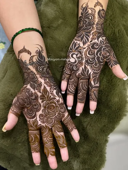 A Khaliji Dubai pattern with a personalized initial, adding a modern touch.