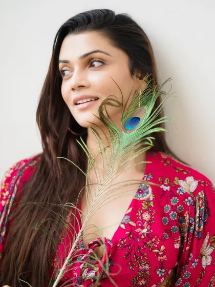 A thoughtful look away from the camera. The feather frames the face beautifully.