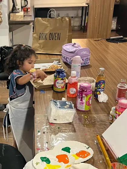 Another shot of the dad and daughter painting session, with a pizza break. Art and snacks are a winning combination.