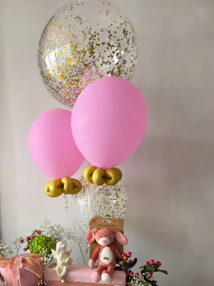 A close-up of the balloon bouquet for the pink hamper.