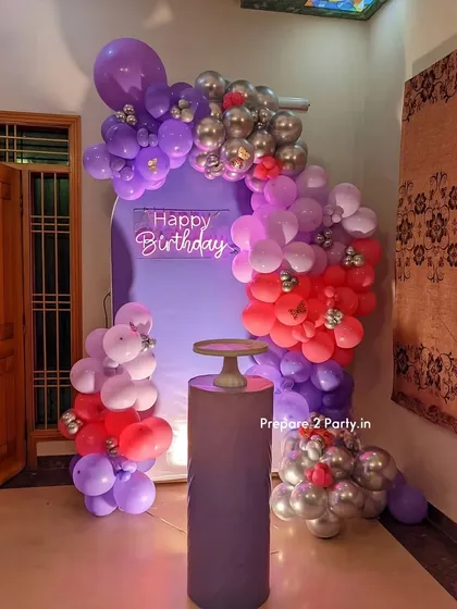 Explore the details of the lavender theme, showing how different shades of purple and metallic silver balloons are combined to create a rich and beautiful color story.