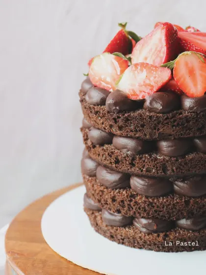 A close-up of the layers in my naked chocolate and strawberry cake.
