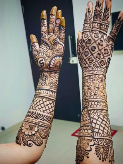 A reverse view of the 'S' initial engagement mehandi.