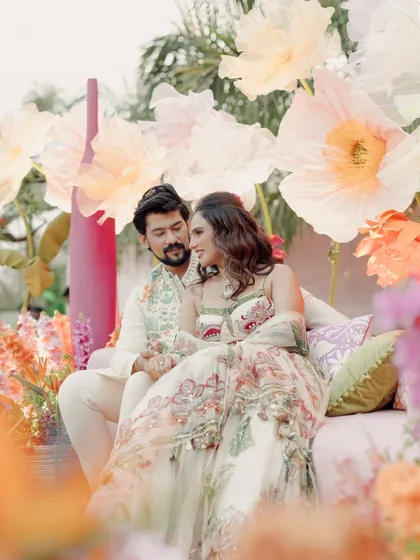 The full picture of this dreamy Mehendi setup. Janvi's look fits the romantic, floral theme perfectly.