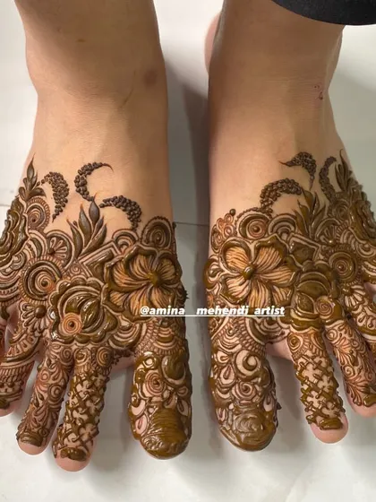A fresh application of a beautiful and intricate foot mehendi, with delicate floral and paisley patterns.