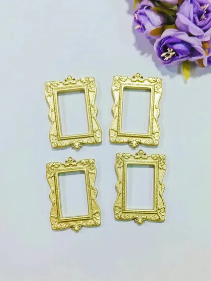Here are our curved rectangular mini frames in a gold finish. These small, detailed frames are perfect for adding a decorative touch to nameplates or gift boxes.