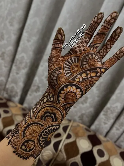 The front-hand view of the engagement design, continuing the intricate patterns for a complete and stunning look.