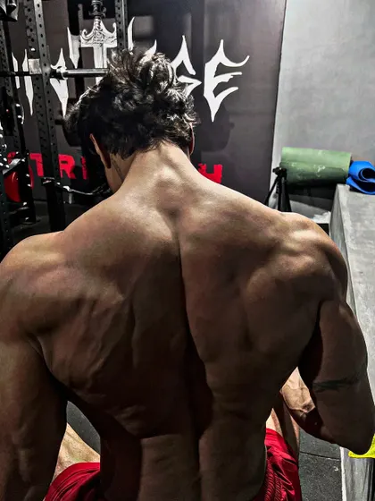 A close up on the trap muscles, flexing to show their size and definition.