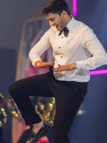 When Bollywood blood flows right through your veins. Our Hero No. 1 groom absolutely slaying his solo performance on stage.