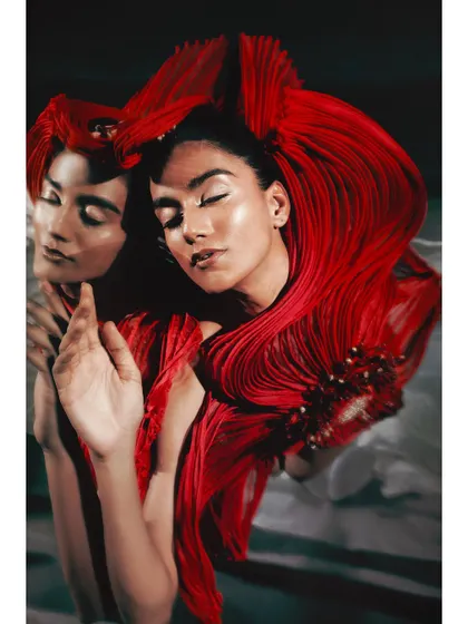 Using mirrors and reflection to create a kaleidoscopic effect for the Vaishali S campaign. This technique adds depth and visual interest, turning a fashion photograph into a piece of art.