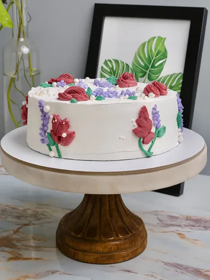 This cake was for a new mom's birthday, and the request was for something simple, elegant, and warm. I created this floral whipped cream design with a rich chocolate sponge, dark chocolate ganache, and choco chips inside.