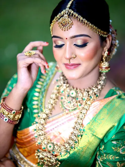 The subtle glow of the silk saree and the sparkle of the embroidery make this a picture-perfect bridal moment.