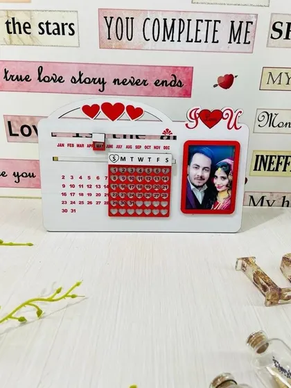 A perpetual calendar that never expires. This love-themed tabletop calendar includes a photo frame and can be used year after year.