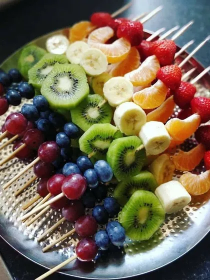 For a lighter and healthier option, we offer fresh fruit skewers. These colorful and refreshing treats, featuring grapes, kiwi, banana, and strawberries, are perfect for daytime events, corporate breakfasts, or as a healthy dessert.