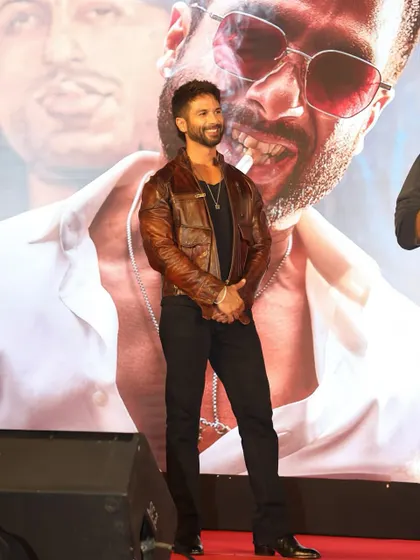 A great shot of Shahid on stage, with the larger-than-life poster of his character behind him. It’s a powerful image of a star and his movie.