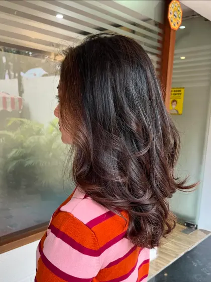 Flattering, natural-looking balayage highlights for Naina.