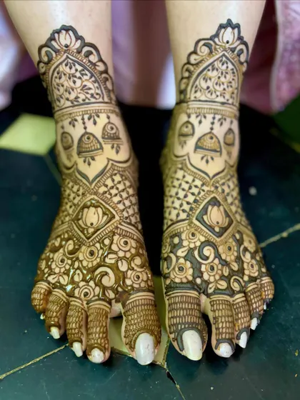 A straight-on view of this elegant design, highlighting the symmetry and intricate details.