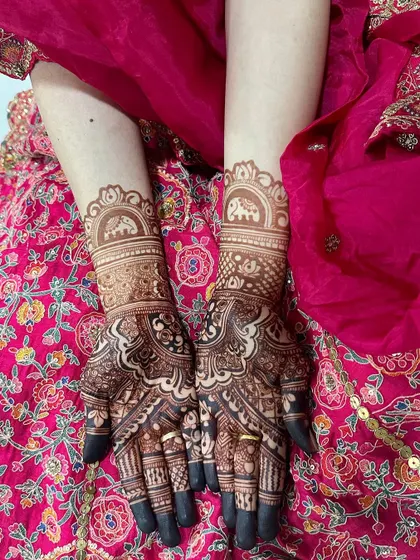 Another look at the Roka mehendi, which developed into such a beautiful, dark stain.