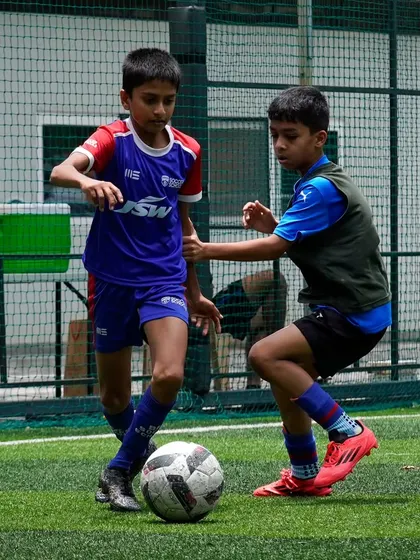 A player skillfully maneuvers the ball during the Blue Derby. Even in internal matches, the competition is fierce.