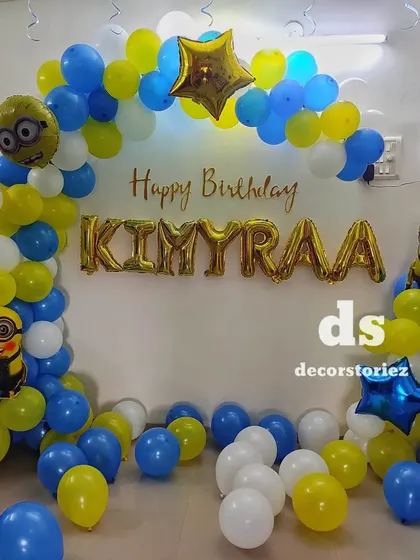 A closer look at the Minion-themed balloon arch with a personalized name banner. This simple yet effective setup is great for home celebrations.