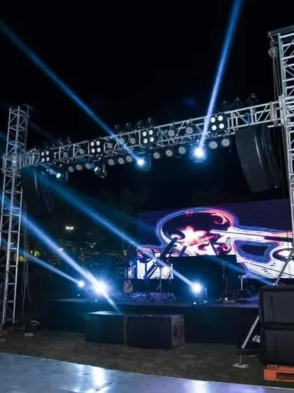 Duplicate of 87, offering another look at the impressive stage and lighting setup.
