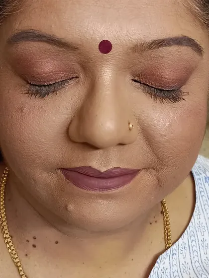 A practice session focusing on mature skin. This look features a soft brown eyeshadow and a neutral mauve lip, a beautiful combination that defines the features elegantly.